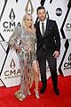 carrie underwood mike fisher cma awards 04
