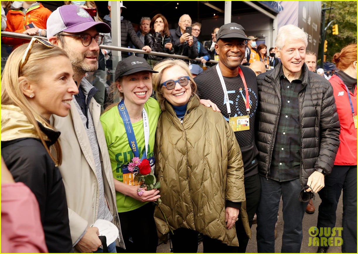 Bill & Hillary Clinton Greet Chelsea Clinton at the NYC Marathon 2021