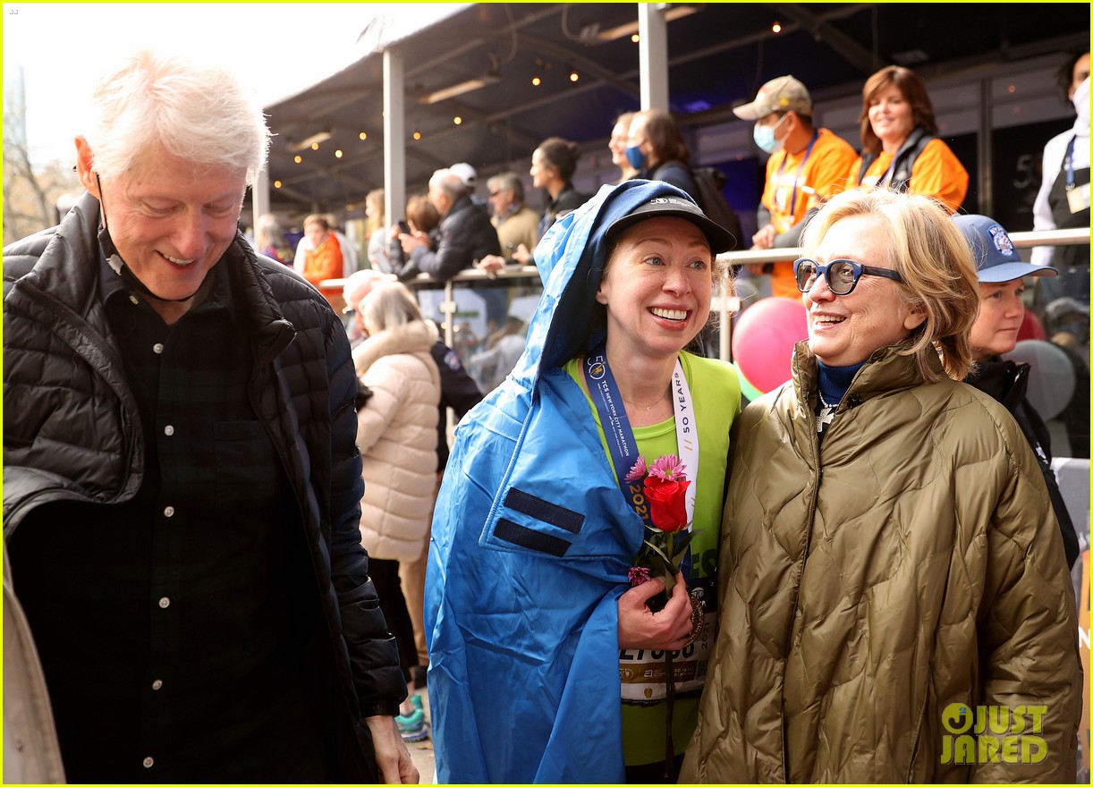 Bill & Hillary Clinton Greet Chelsea Clinton at the NYC Marathon 2021