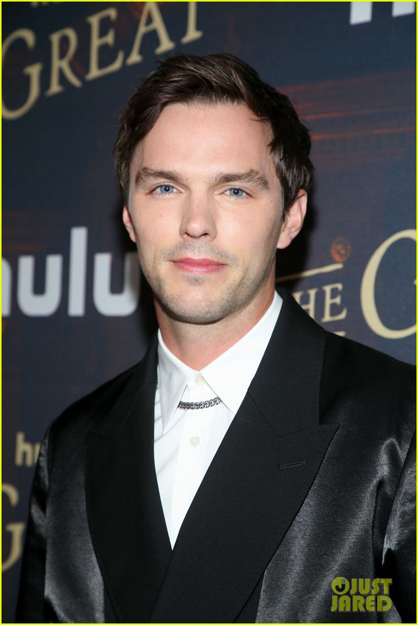 Photo: elle fanning nicholas hoult the great season 2 premiere 05
