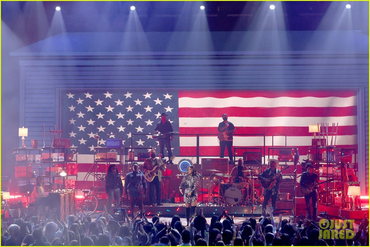 Mickey Guyton Delivers the Most Powerful Vocals of the Night at AMAs