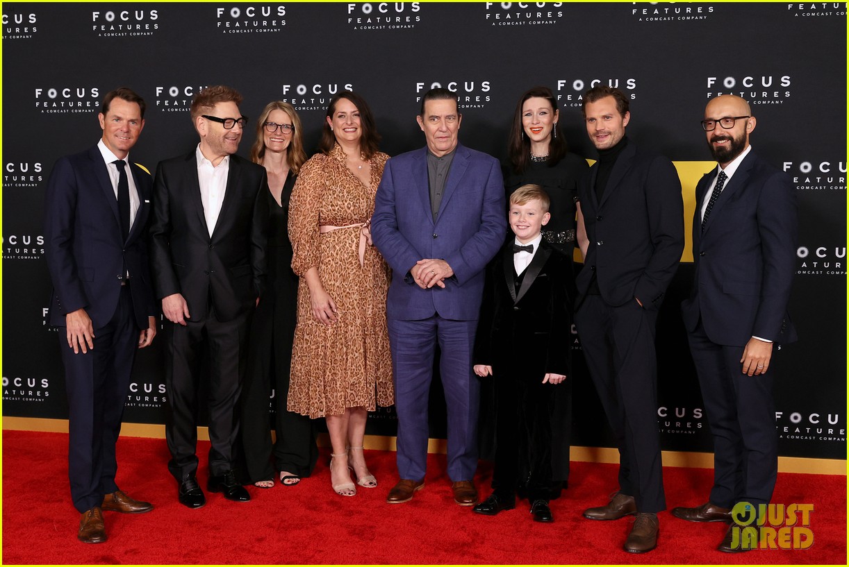 Photo: jamie dornan caitriona balfe coordinate belfast premiere la 25