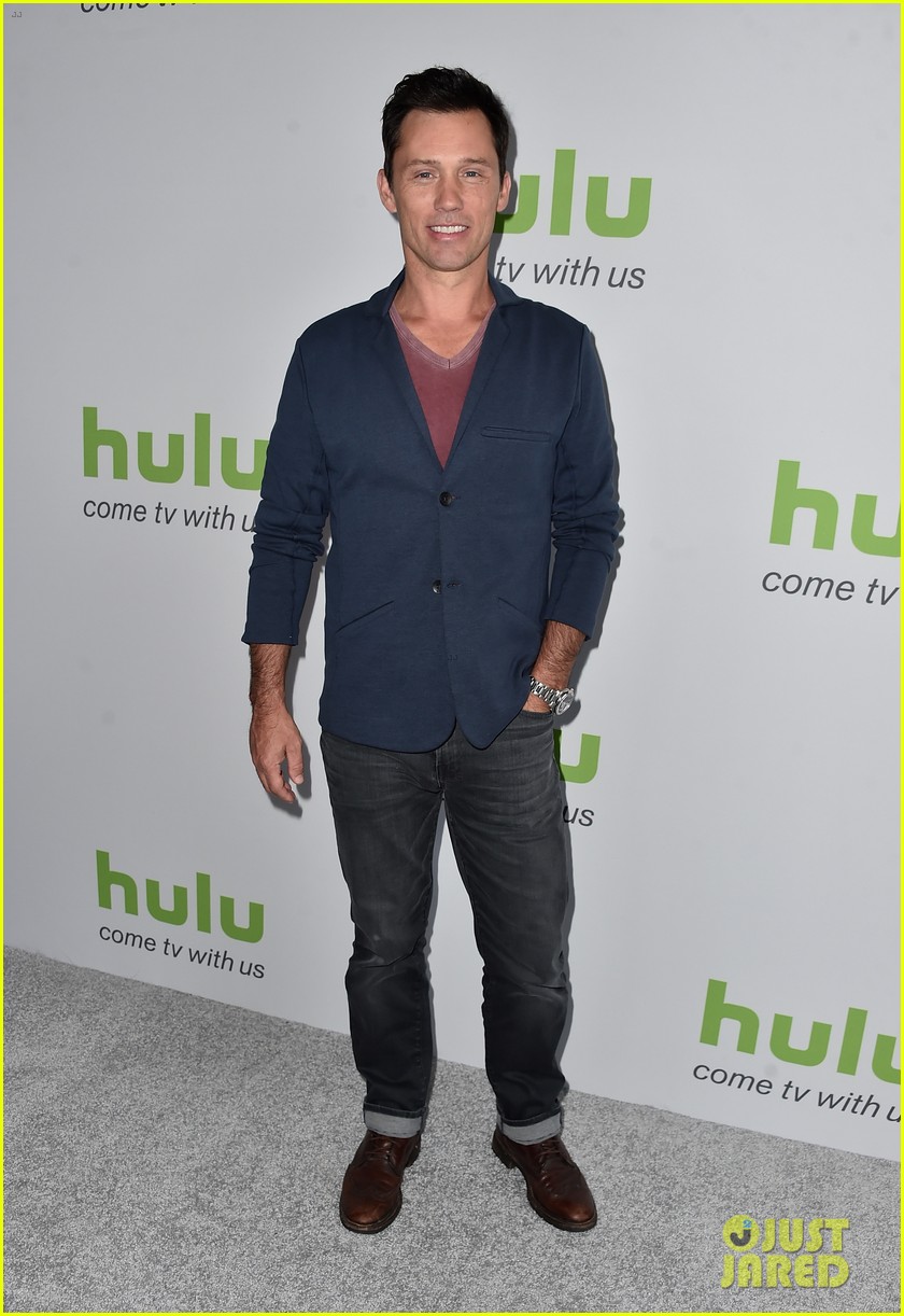 jeffrey donovan cast in law and order revival 034653587