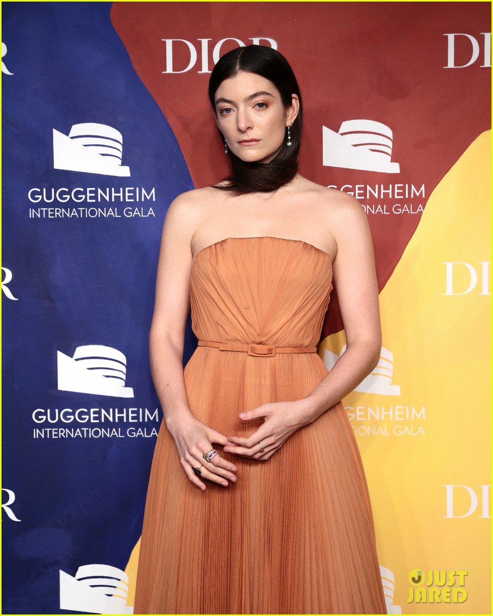 Full Sized Photo of lorde gold suit guggenheim gala 04 | Photo 4662427