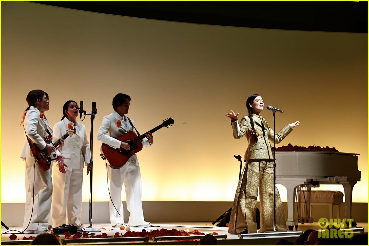 Lorde Dazzles in Gold Suit While Performing at Guggenheim International