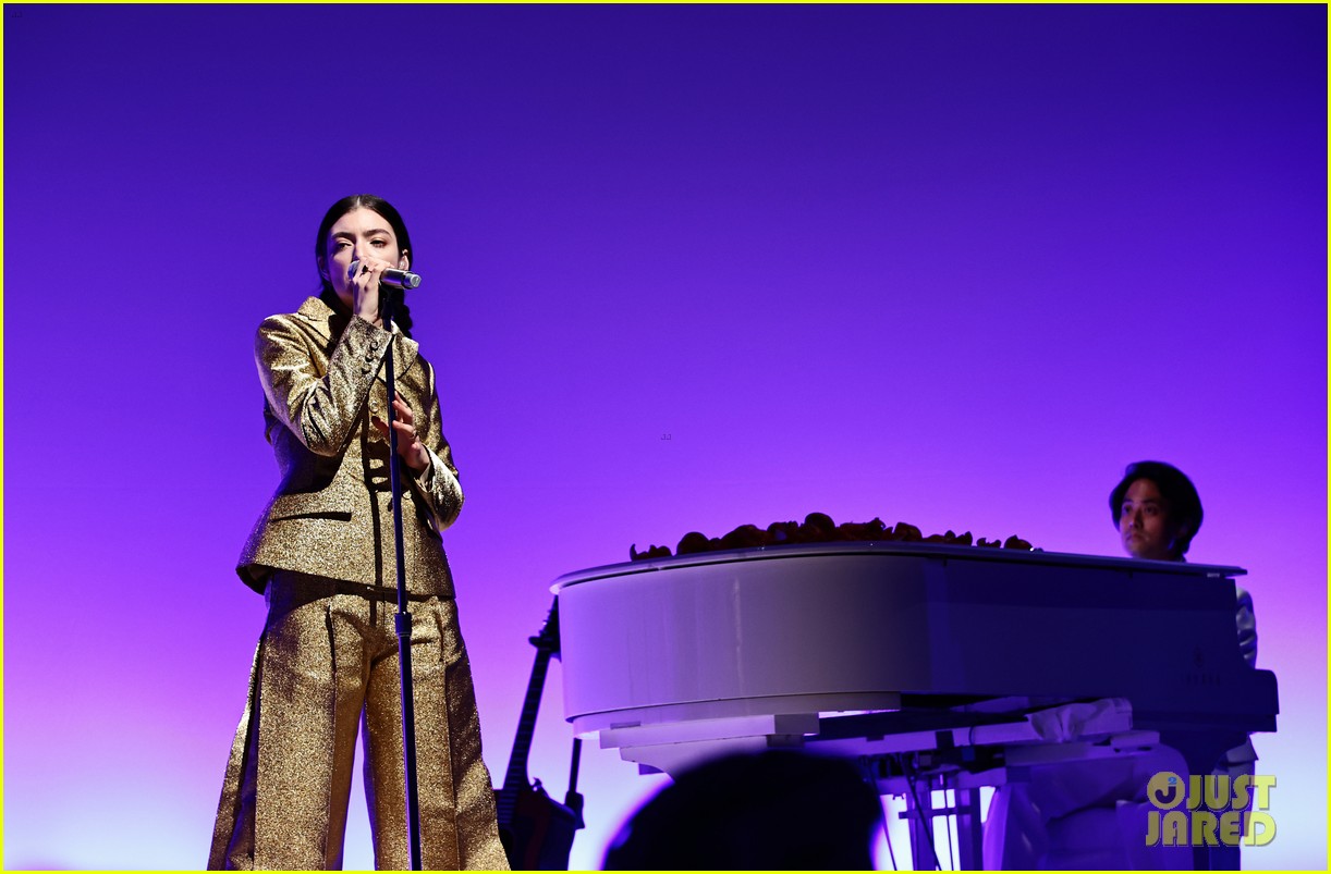 Lorde Dazzles in Gold Suit While Performing at Guggenheim International