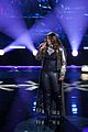 wendy moten falls on the voice stage 10