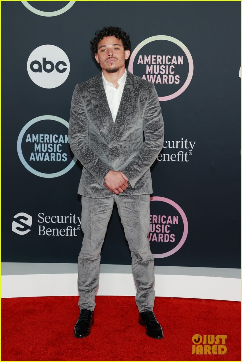 anthony ramos suits up for amas 044665487