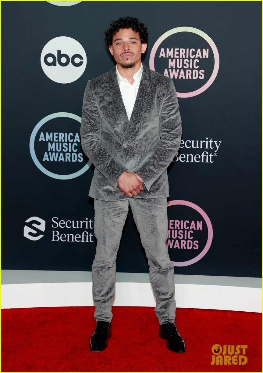 anthony ramos suits up for amas 064665489