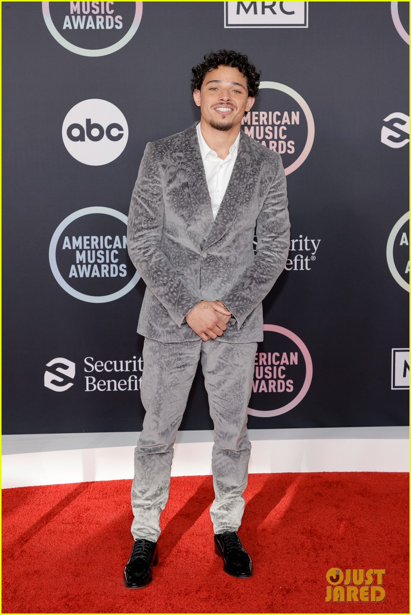 anthony ramos suits up for amas 074665490