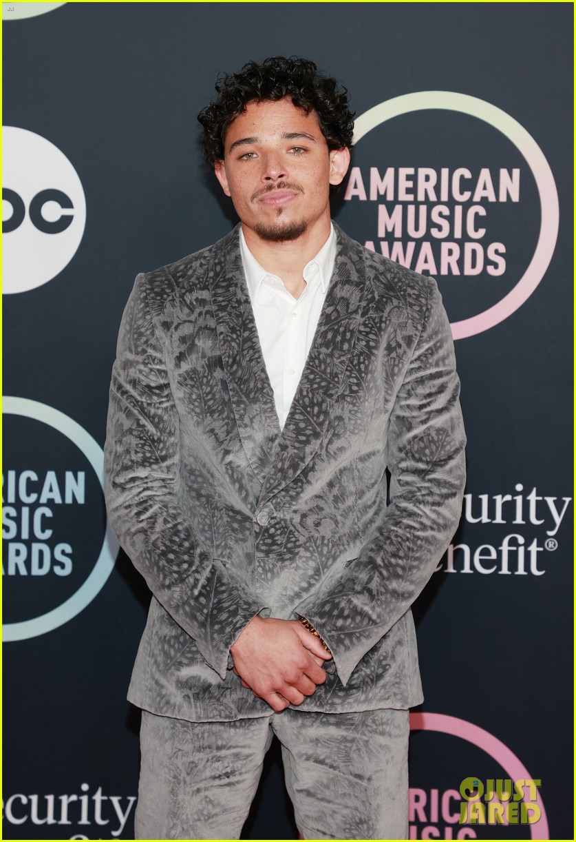 anthony ramos suits up for amas 094665492
