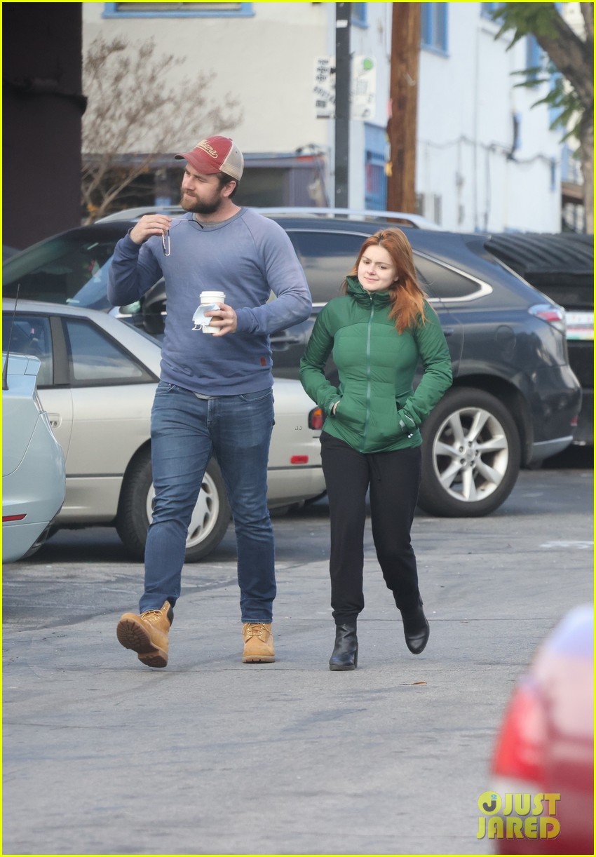 Ariel Winter & Boyfriend Luke Benward Hold Hands During a Lunch Date in(02)