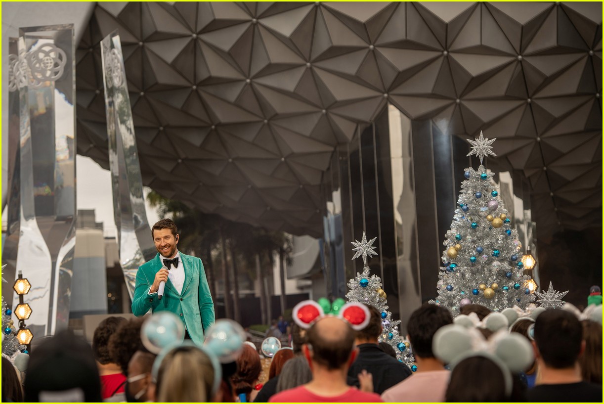Disney Christmas Parade 2021 Full Performers List Revealed! Photo