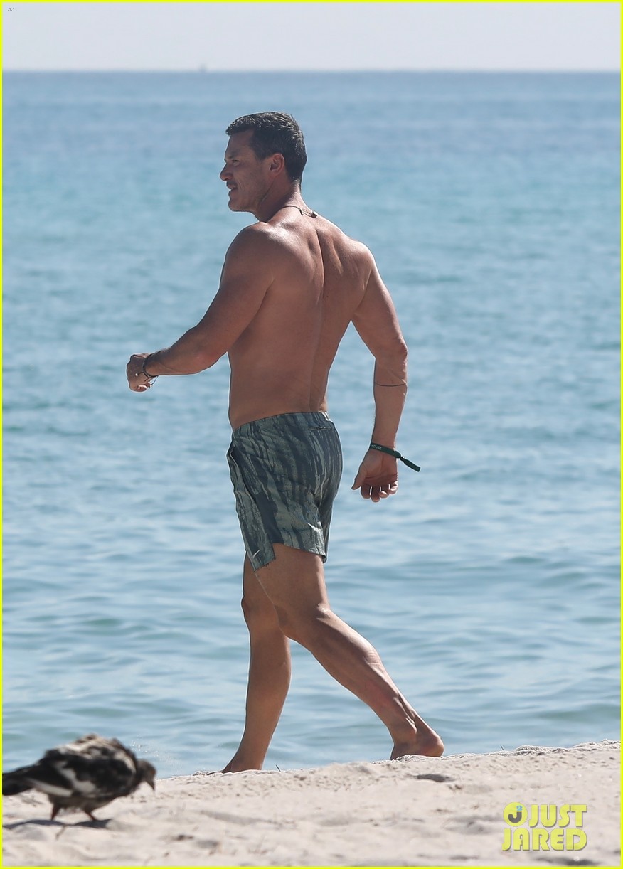 Shirtless Luke Evans Gets In A Beach Day In Miami Photo Luke