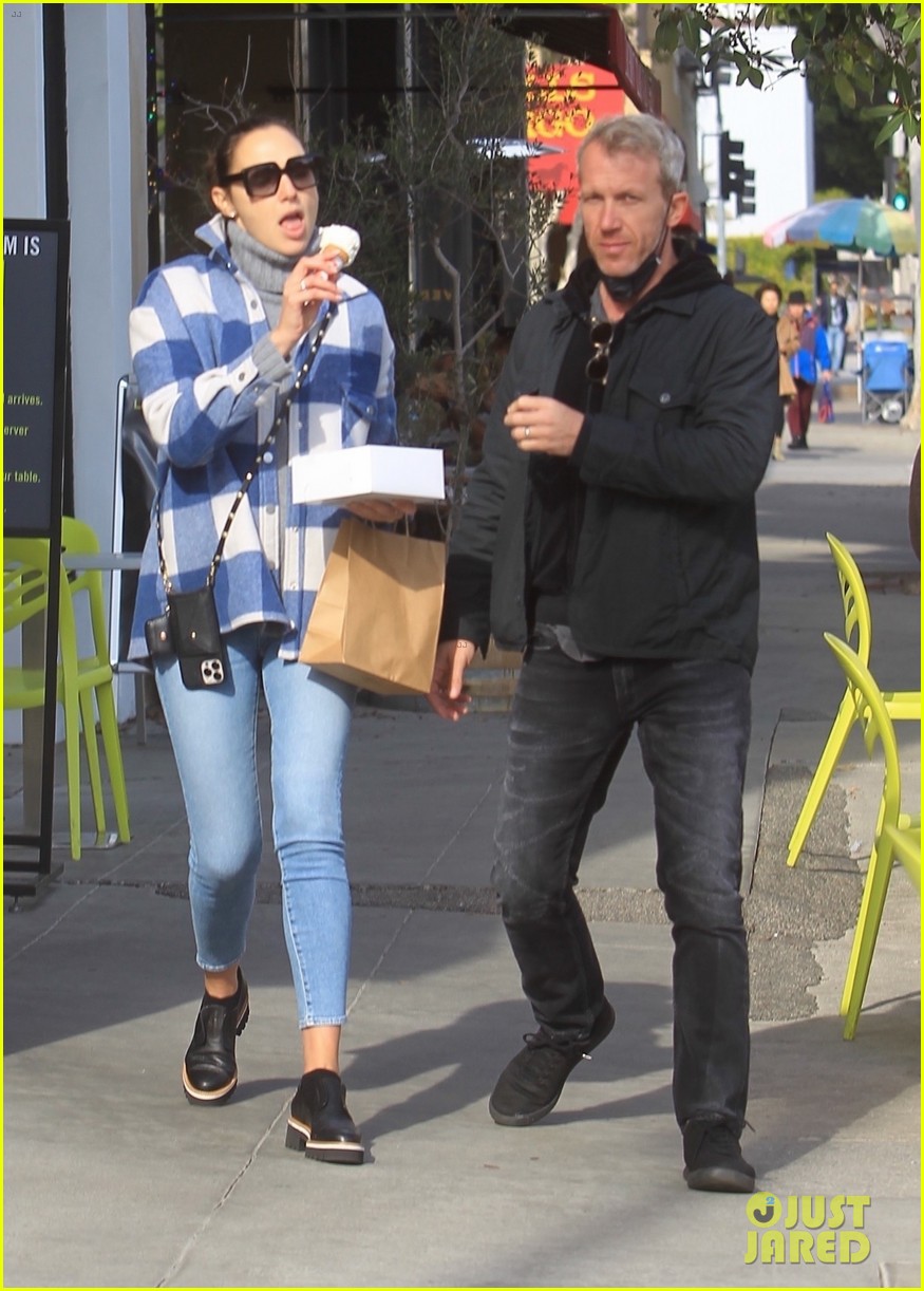 Gal Gadot Enjoys an Ice Cream Cone