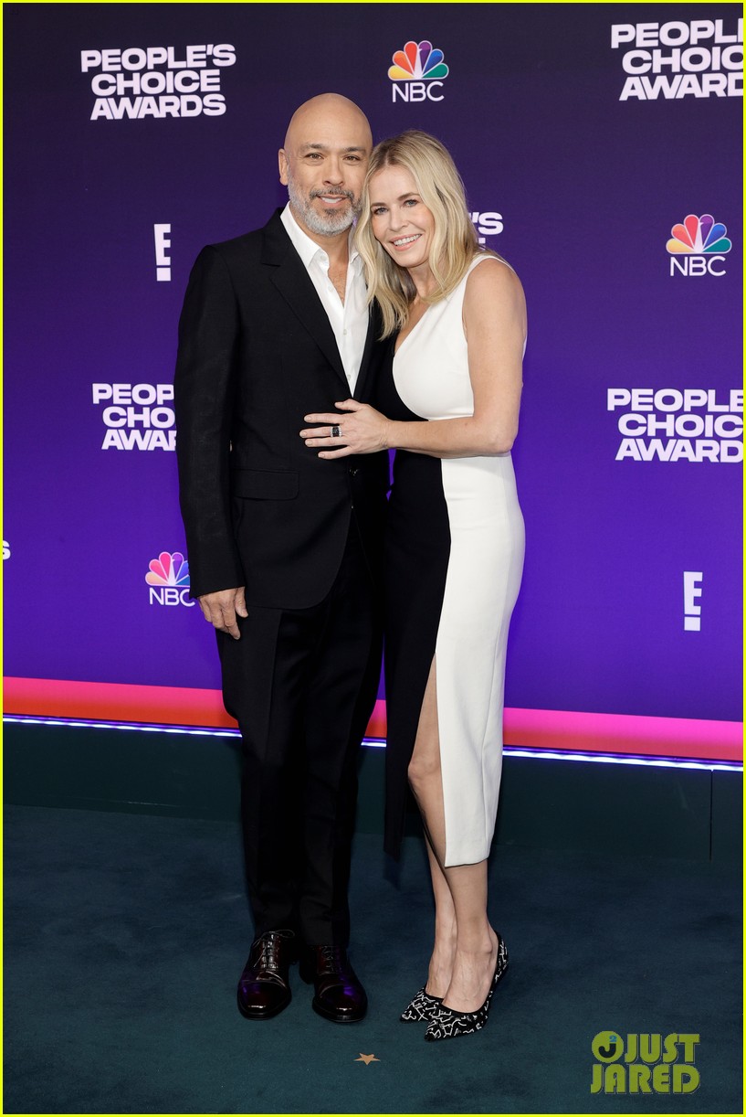 chelsea handler kiss from jo koy at peoples choice awards 034674770