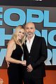 chelsea handler kiss from jo koy at peoples choice awards 01