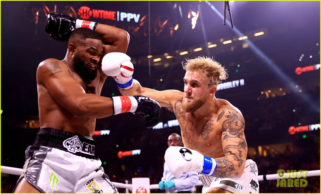 jake paul knocks out tyron woodley in boxing match 034680661