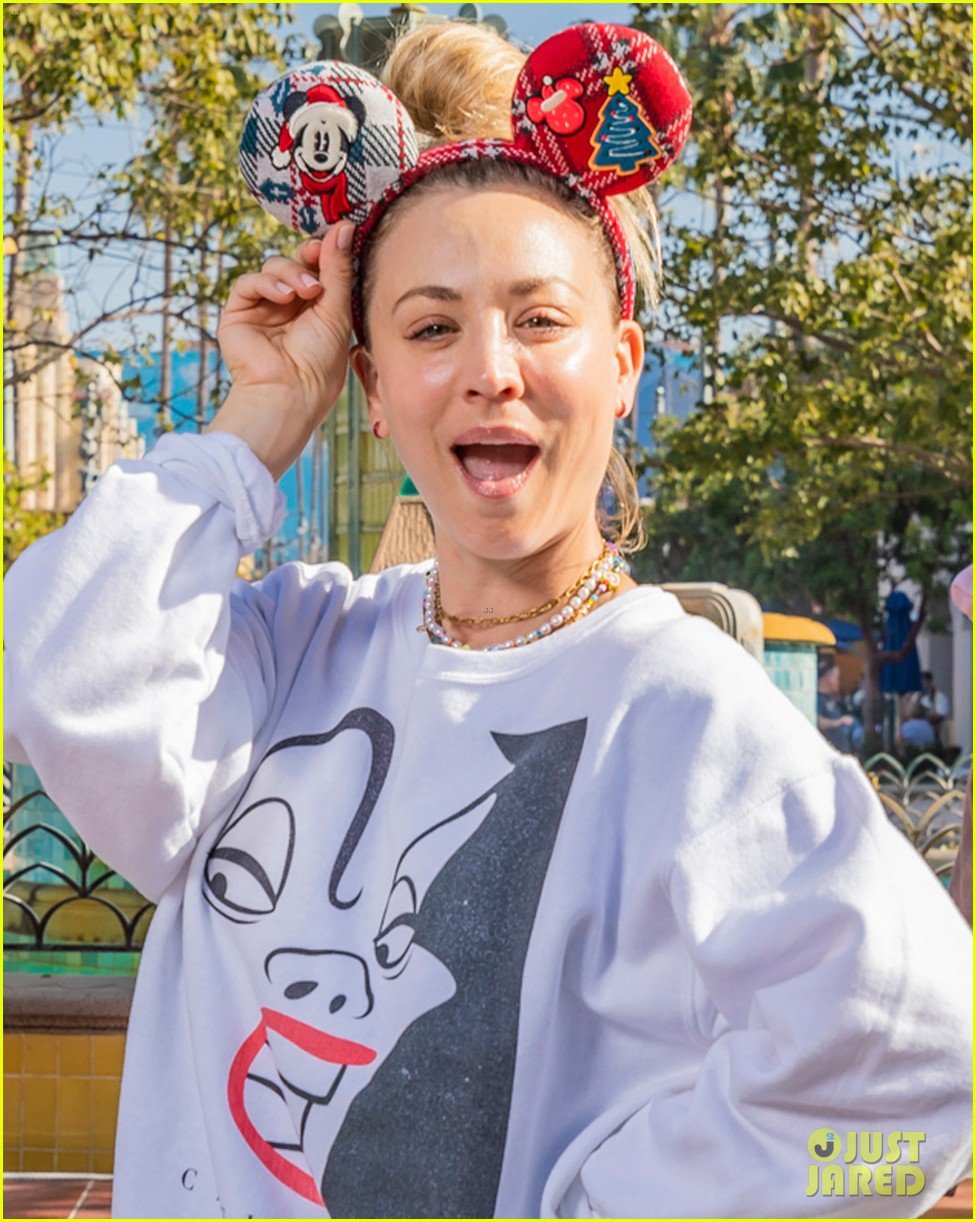 Kaley Cuoco Celebrates Her 36th Birthday at Disneyland! Photo 4670463