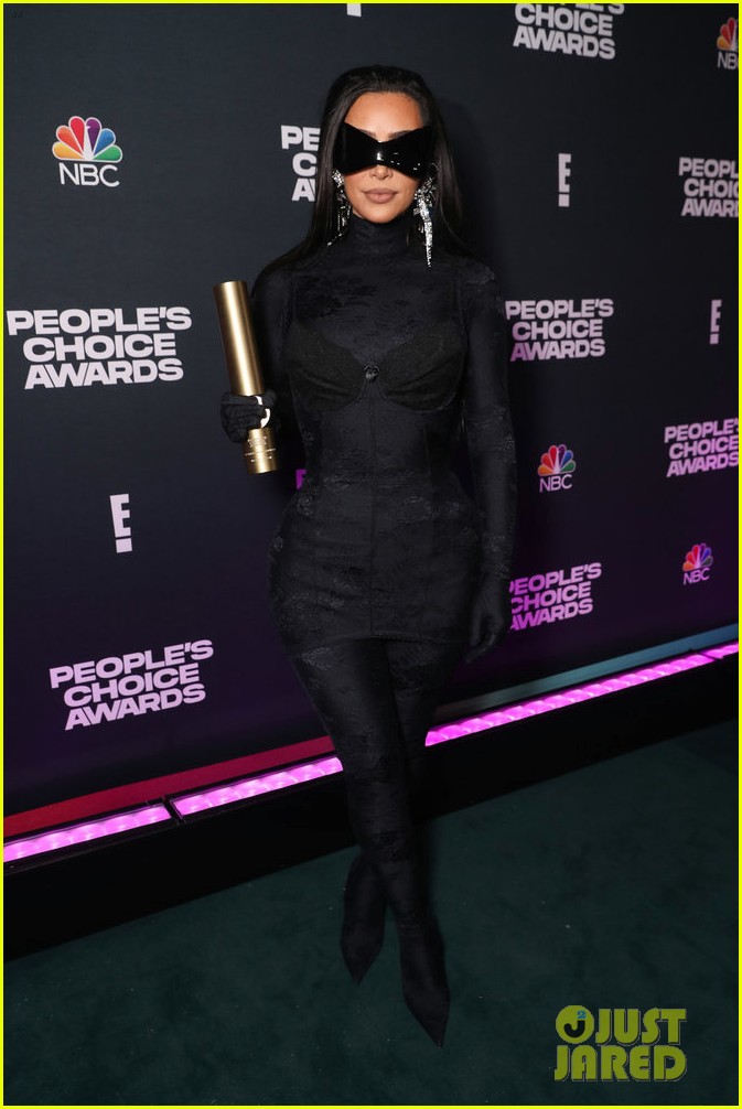 kim kardashian honored with fashion icon award pcas 13