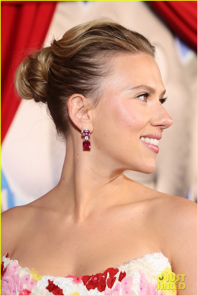 Reese Witherspoon, Tori Kelly & Scarlett Johansson All Wore Pink To