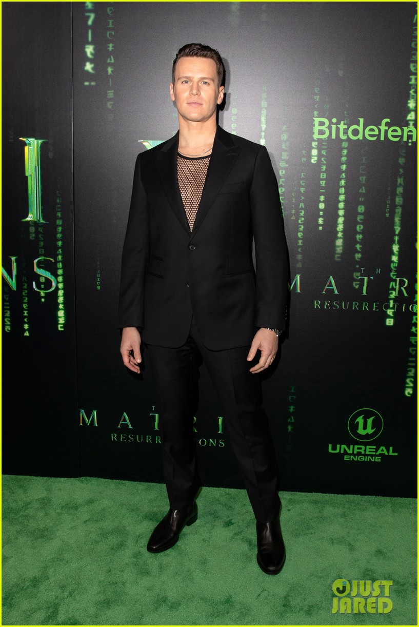 Keanu Reeves Joins Carrie-Anne Moss & Priyanka Chopra at 'The Matrix