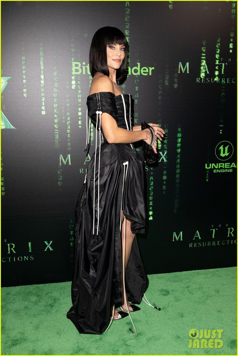 Keanu Reeves Joins Carrie-Anne Moss & Priyanka Chopra at 'The Matrix