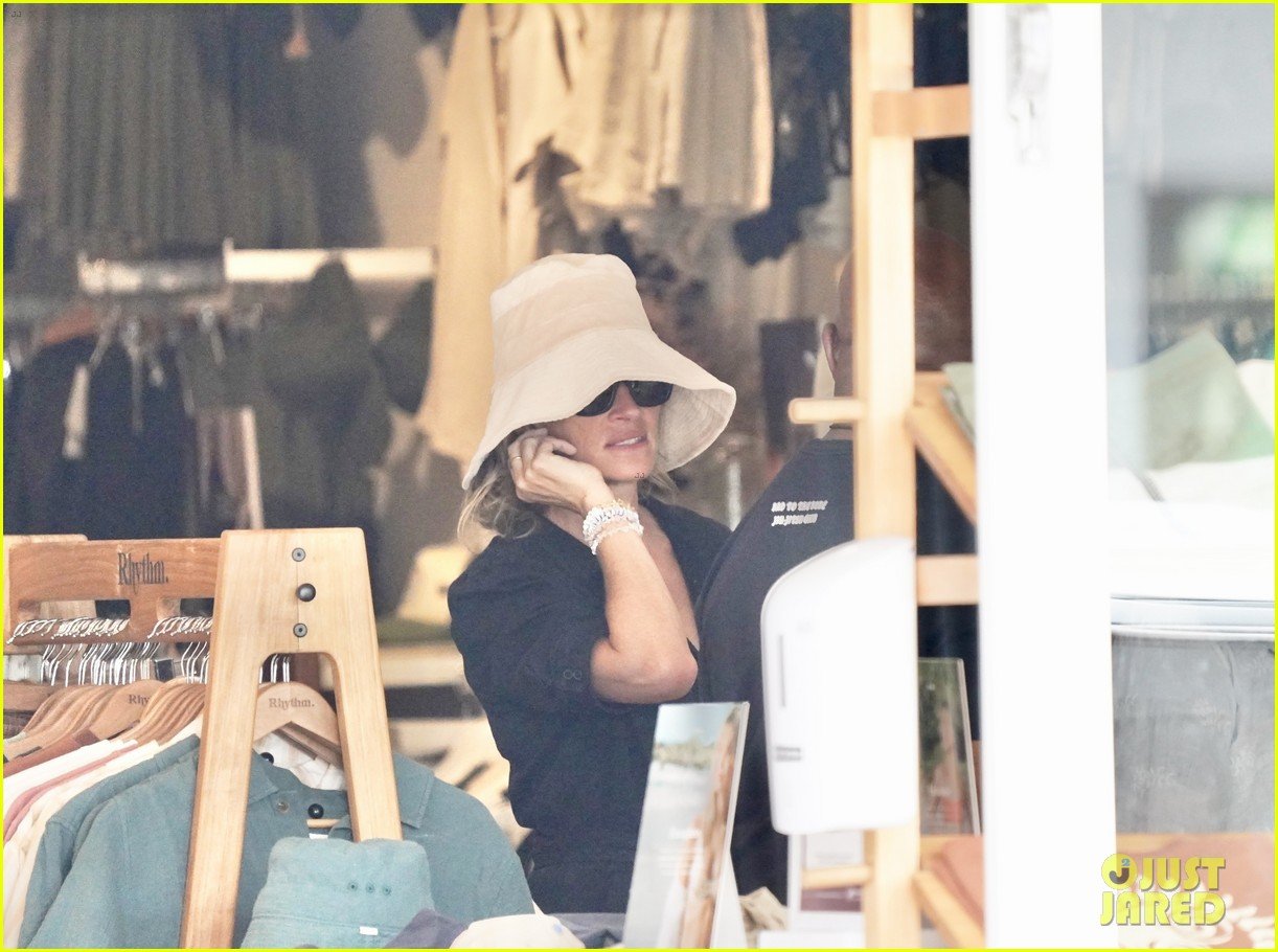 Julia Roberts Spotted Shopping for a Hat While in Australia: Photo