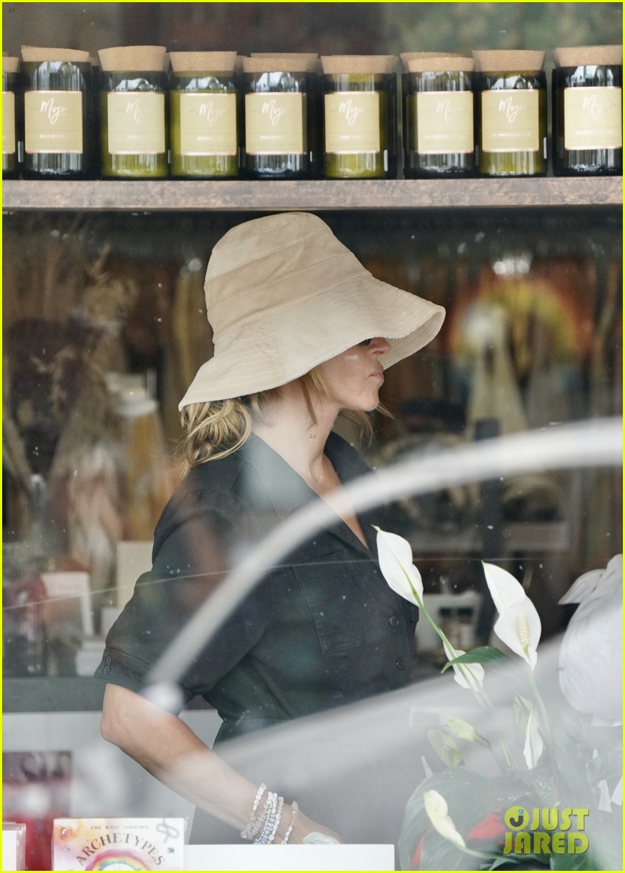 Julia Roberts Spotted Shopping for a Hat While in Australia: Photo
