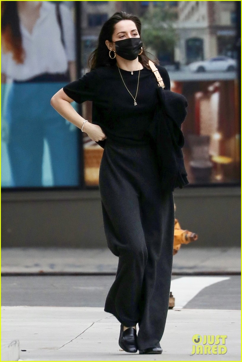 헐리우드 - 네일샵에서 나오는 아나 데 아르마스