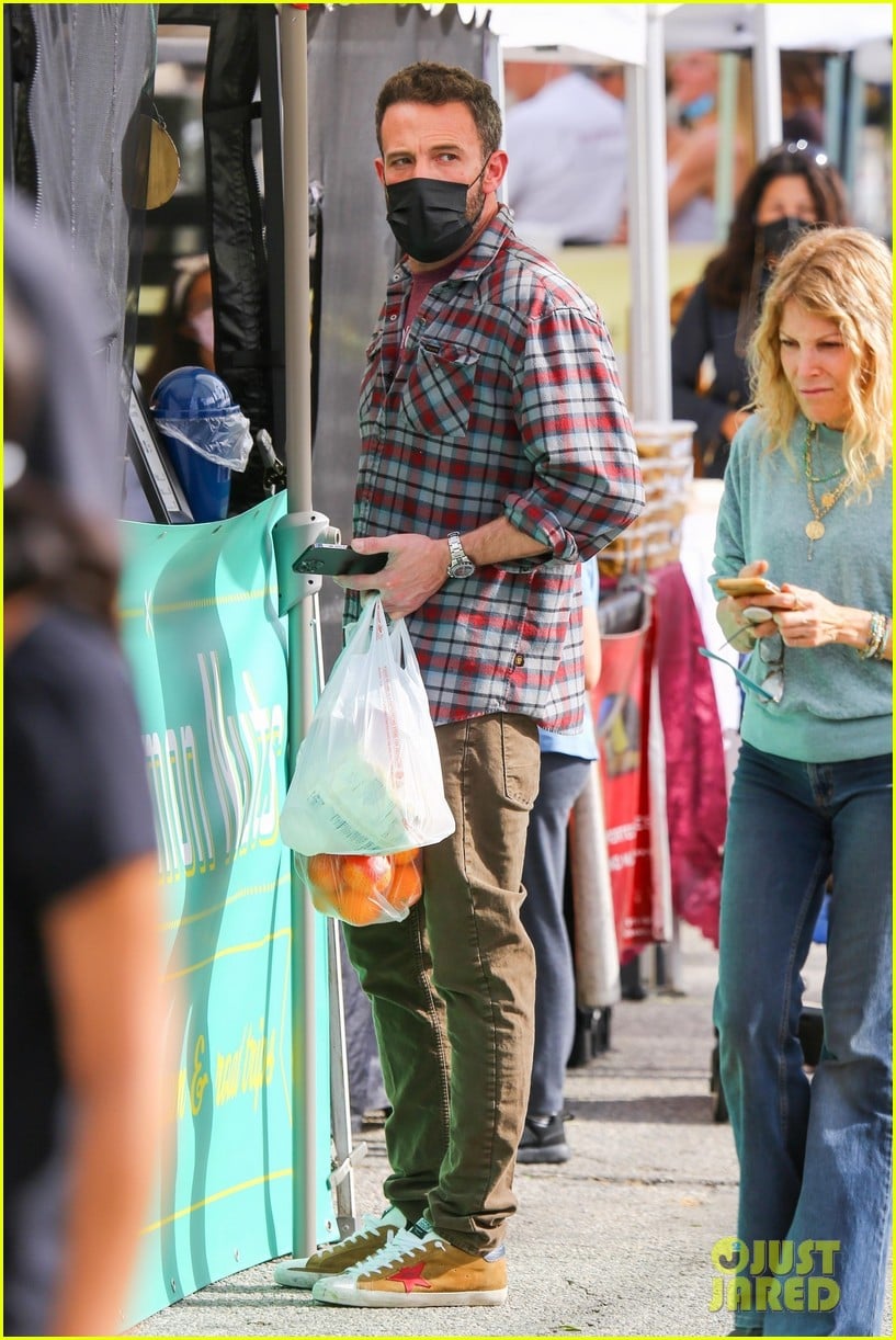 ben affleck does some shopping at farmers market brentwood 014691086