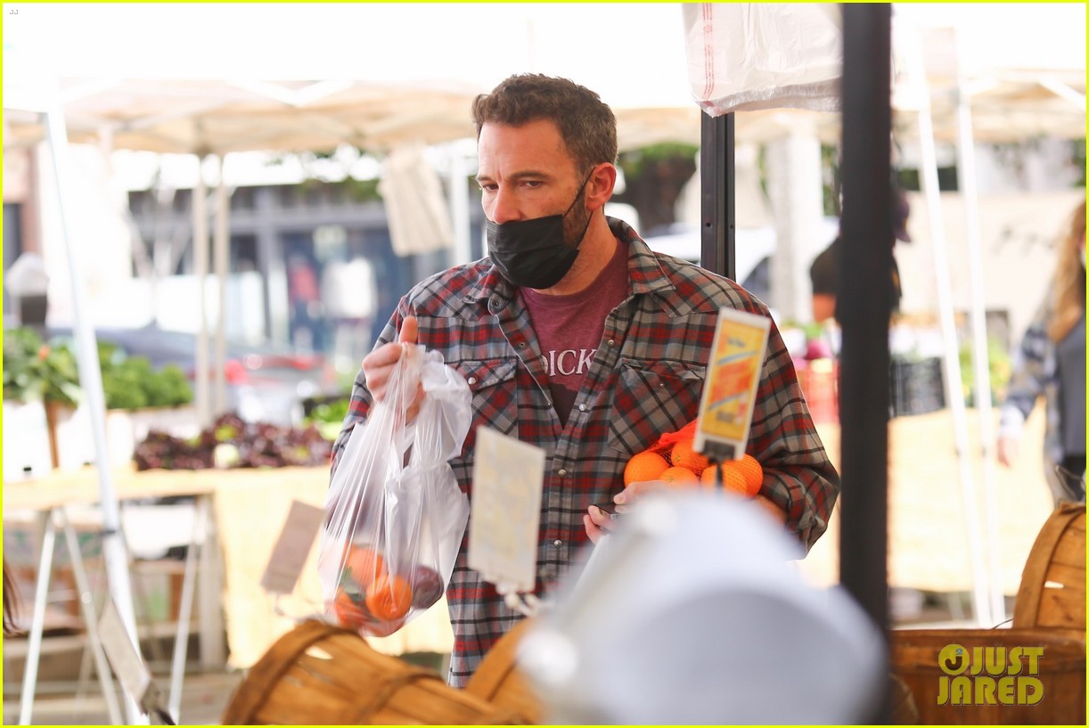 ben affleck does some shopping at farmers market brentwood 034691088
