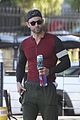 chace crawford sports skin tight shirt to lunch 05