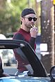 chace crawford sports skin tight shirt to lunch 08