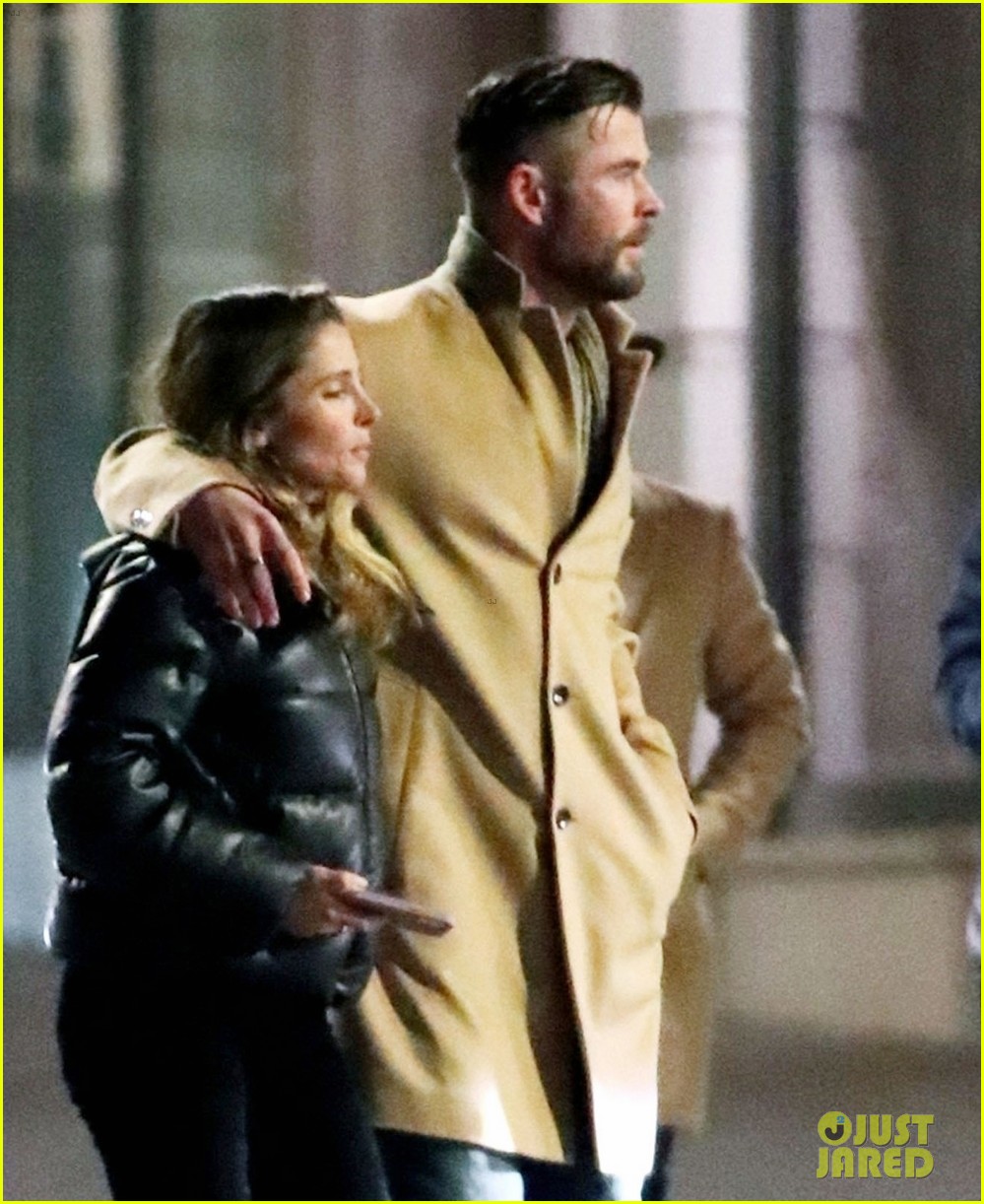 Chris Hemsworth & Elsa Pataky Go on a Romantic Stroll Around London