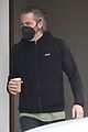 chris pine ties back his hair in a tiny ponytail whie getting coffee 02