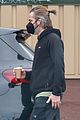 chris pine ties back his hair in a tiny ponytail whie getting coffee 09