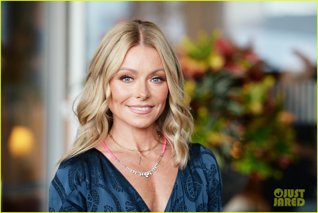 Kelly Ripa & Ryan Seacrest Host First 'Live' Show of 2022 Virtually