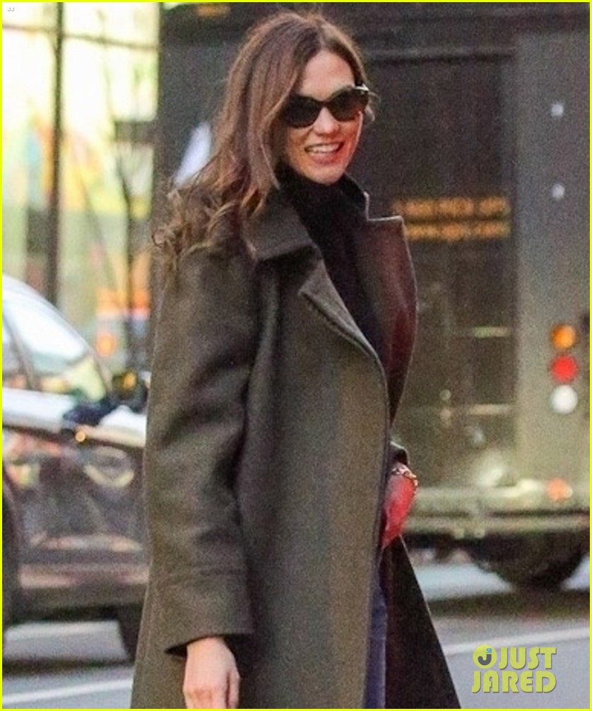 Karlie Kloss Debuts New Brunette Hair During Day Out in NYC!: Photo