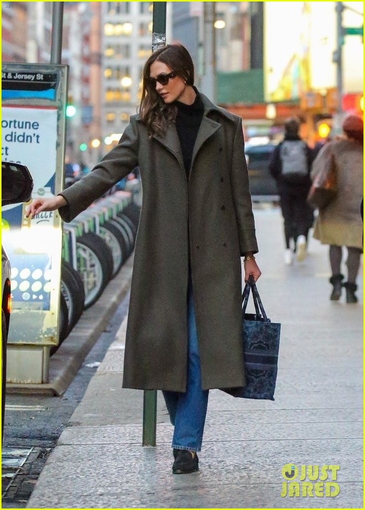 Karlie Kloss Debuts New Brunette Hair During Day Out in NYC!: Photo