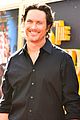 oliver hudson reveals how his family feels about his nude photos 19