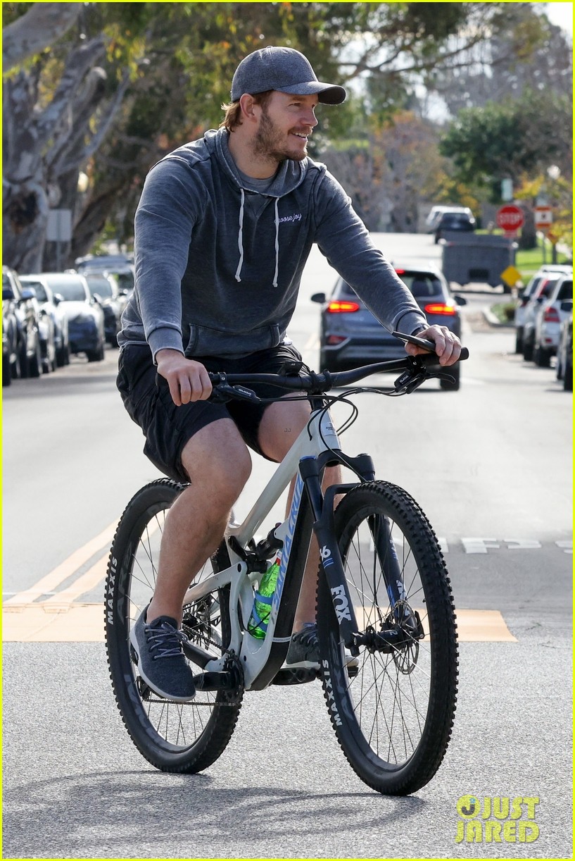 chris pratt goes for morning bike ride around la 054693938