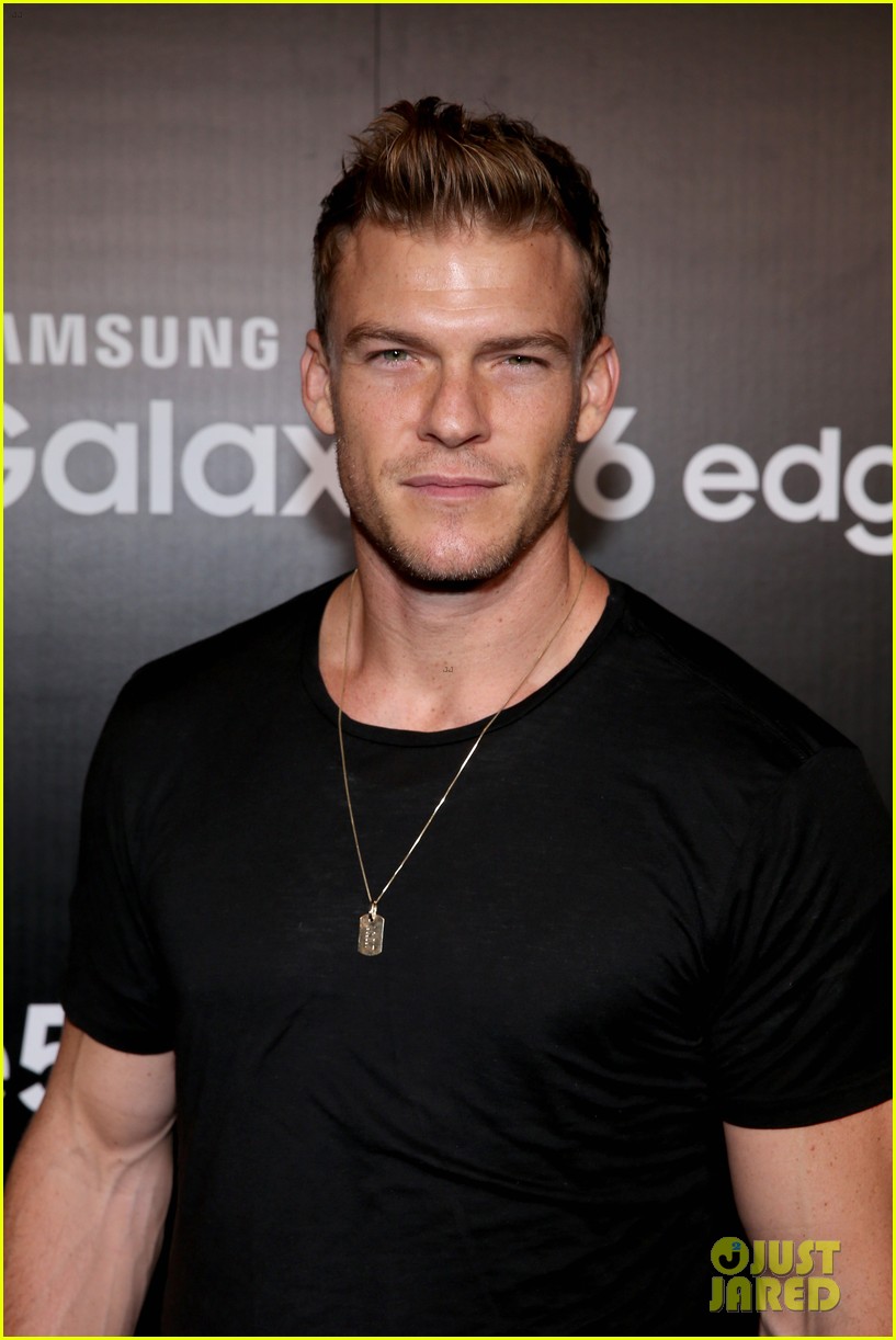 alan ritchson family involved in scary car accident 044693814