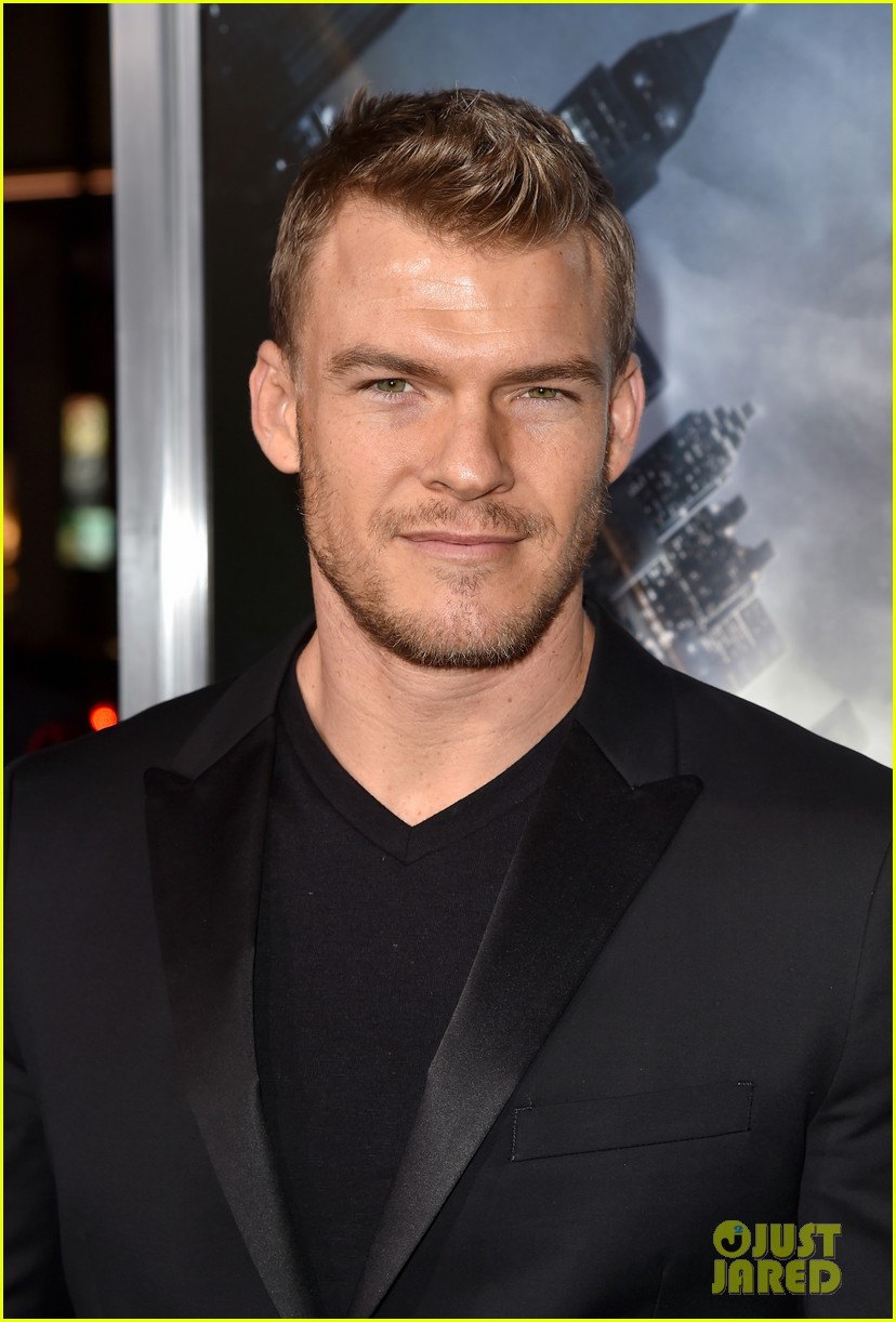alan ritchson family involved in scary car accident 074693817