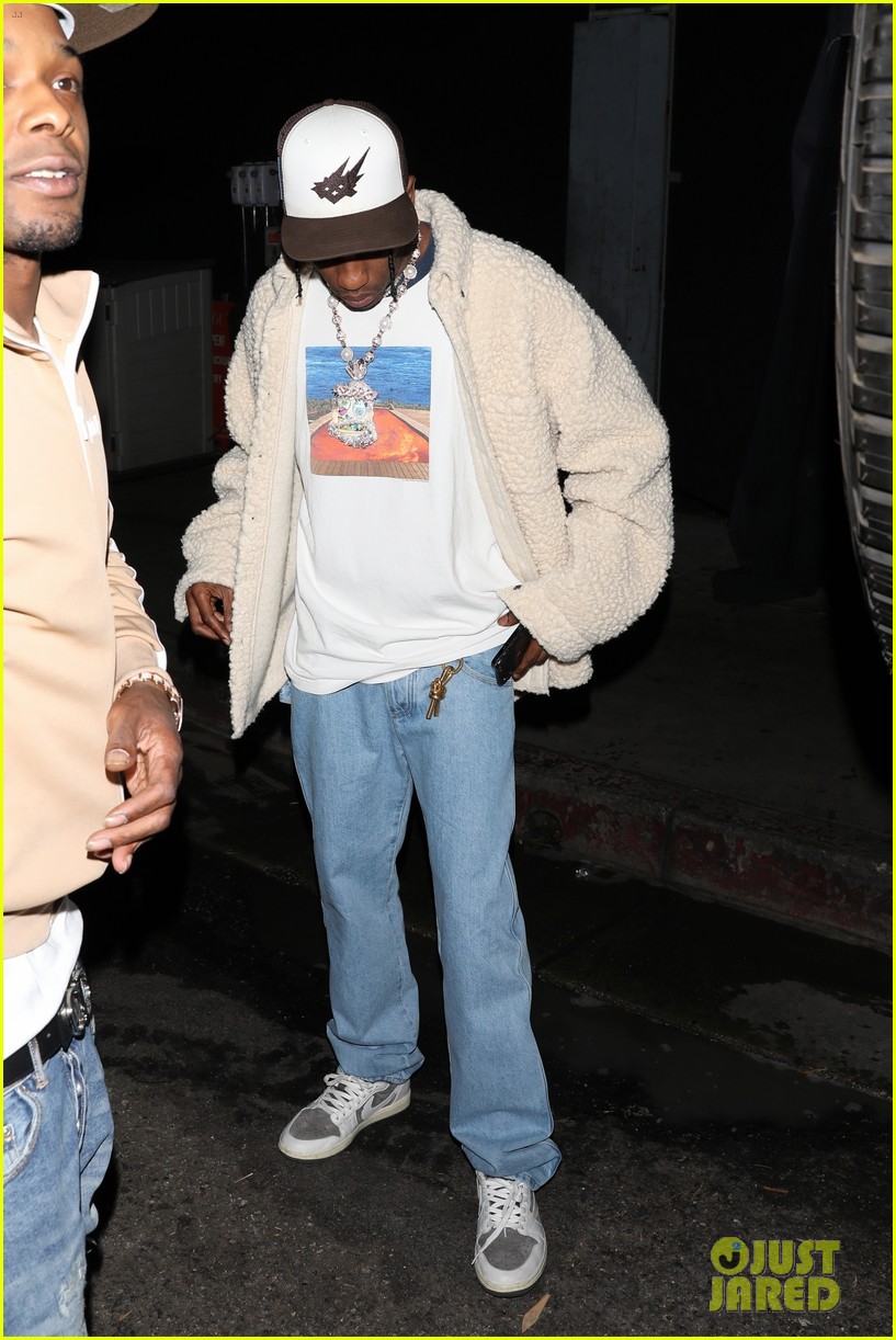 travis scott hangs out with friends 044696109