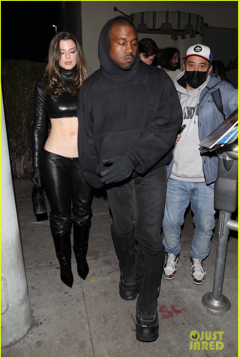 Kanye West & Julia Fox Sneak a Kiss During Night Out Photo 4689841(00)