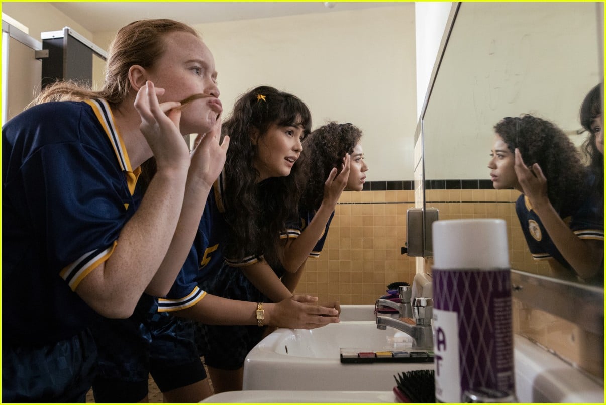 What Time Do New 'Yellowjackets' Episodes Premiere on Showtime? Stream