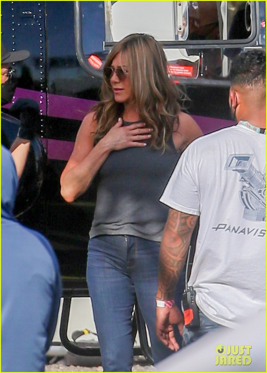 Jennifer Aniston Seems to Share Heartfelt Moment with the Crew of