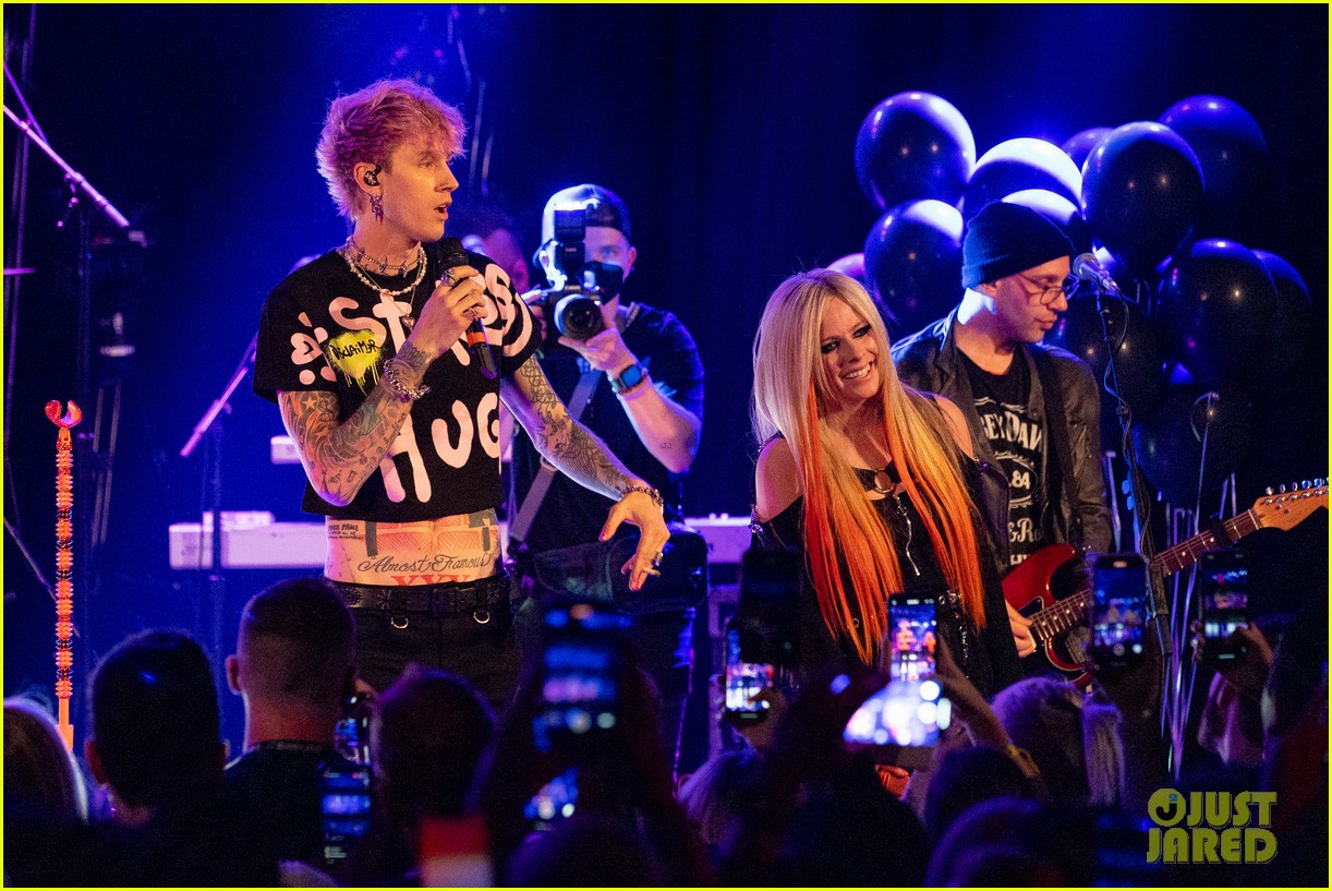 Photo: avril lavigne support mod sun roxy 04 | Photo 4711886 | Just Jared