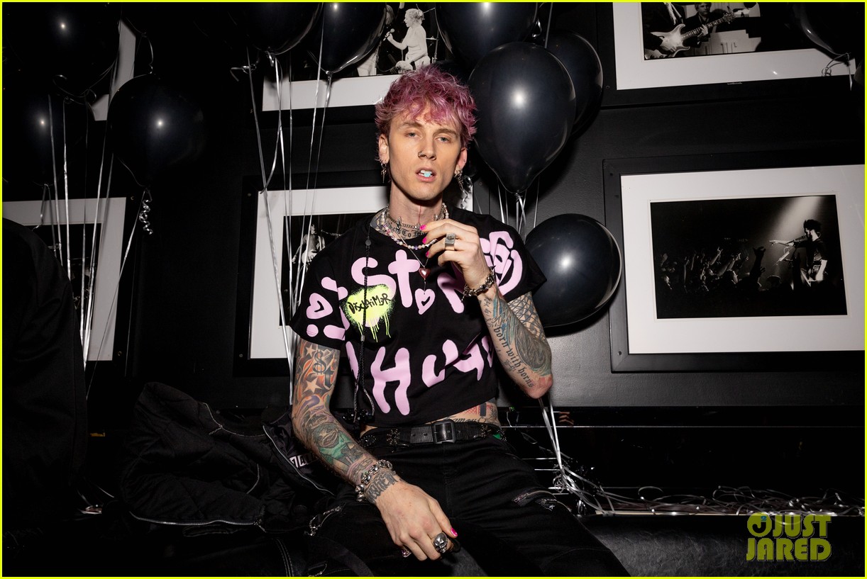 Avril Lavigne & Mod Sun Share a Kiss as They Leave Her Concert in L.A